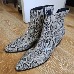 ASOS DESIGN heeled chelsea boots in size US 13.